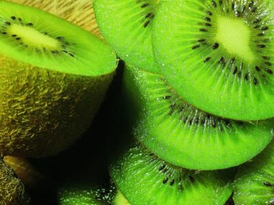 Quả kiwi giúp se khít lỗ chân lông, dưỡng trắng da và điều trị bệnh hay hiệu quả